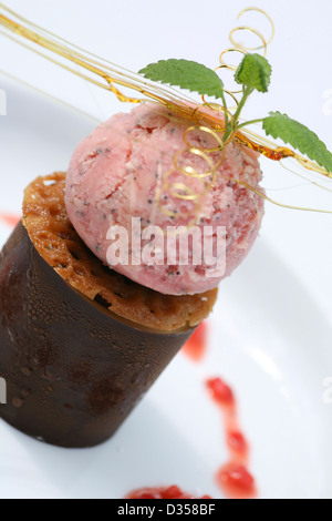 Parfait au chocolat avec glace à la framboise Banque D'Images