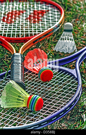 Raquettes de badminton et volants placés sur l'herbe. Banque D'Images