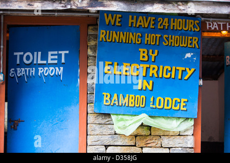 Une maison de thé au pied de l'Himalaya, Népal, publicité une douche chaude Banque D'Images