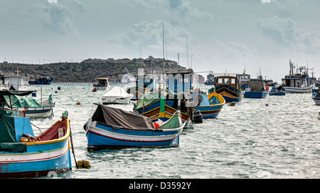 Marsaxlokk est un village traditionnel de pêcheurs situé dans la partie sud-est de Malte Banque D'Images