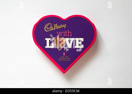 Boîte en forme de coeur avec l'amour de Cadbury 8 beau petit chocolats avec praliné noisette isolé sur fond blanc - cadeau idéal pour la Saint-Valentin Banque D'Images