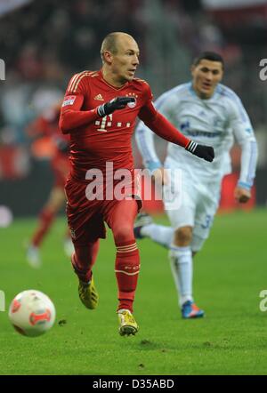 La Munich Arjen Robben joue la balle au cours de la Bundesliga match de foot entre FC Bayern Munich et le FC Schalke 04 à l'Allianz-Arena à Munich, Allemagne, 09 février 2013. Photo : Andreas GEBERT Banque D'Images