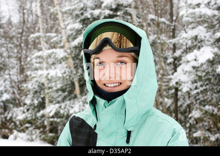 Candid portrait of a young woman wearing sky apparels appréciant les grands espaces ou la nature sur une froide journée d'hiver. Banque D'Images