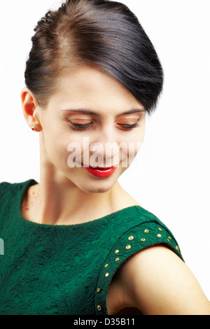 Portrait d'une belle jeune femme avec une fleur dans ses cheveux isolé sur blanc. Banque D'Images