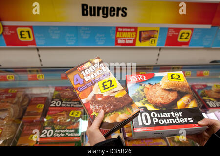 L'Islande Morden, le sud de Londres, Angleterre, Royaume-Uni. 10 fév, 2013. La viande de cheval a été découverte dans beefburgers vendus par des géants de supermarché de l'Islande. Quatre grandes chaînes de supermarchés en Grande-Bretagne, du retrait d'un certain nombre de produits du boeuf après l'ADN a été trouvé en burgers congelés vendus au Royaume-Uni et en Irlande, l'Islande par Aldi, Lidl et Tesco. Banque D'Images