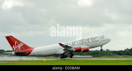 Boeing 747-4G-VTOP Q8 de Virgin Atlantic prend son envol sur une piste mouillée à l'aéroport de Manchester Banque D'Images