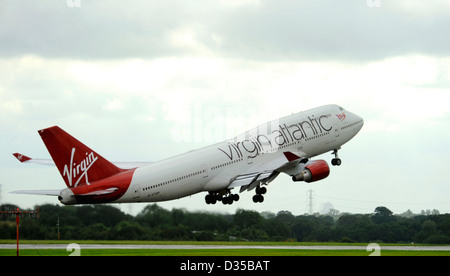 Boeing 747-4G-VTOP Q8 de Virgin Atlantic prend son envol sur une piste mouillée à l'aéroport de Manchester Banque D'Images