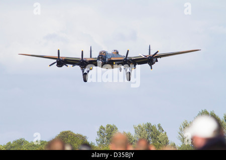 Avro Lancaster RAF Bomber landing Banque D'Images