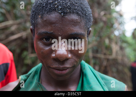 CONGO, le 26 septembre 2012 : petit morceau de l'or durant l'exploitation minière à petite échelle à une rivière, à l'ouest du nord Congo. Banque D'Images