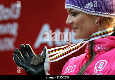 Médaillé de bronze Maria Hoefl-Riesch d'Allemagne célèbre sur le podium lors de la cérémonie de remise des médailles de la course de descente de la femme au Championnats du Monde de Ski Alpin à Schladming, Autriche, 10 février 2013.Photo : Karl-Josef Opim/dpa  + + +(c) afp - Bildfunk + + + Banque D'Images