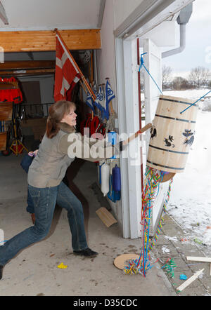 Dimanche 10 février, 2013 - Où acheter Rowing Club, le Danemark. Rameur féminin prenant part à l'Ancien des Jours gras danois custom pour battre le chat du canon. Il allie les croyances chrétiennes et rites païens - à l'origine fait en plaçant un live chat dans le baril. De nos jours, avec les chats en carton et une occasion pour les enfants et les adultes de s'habiller et de célébrer la transition de l'hiver au printemps et en compétition pour devenir le roi ou la reine des jours gras (en bas du corps ou le dernier baril discontinue). Puis, brioches, cacao et bonbons. La tradition se perpétue dans les communautés, les écoles, les clubs sportifs, etc. Banque D'Images