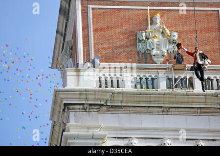 Venise, Italie. 10 février 2013. Champion du Monde de Volley-ball Francesca Piccinini a participé à la fuite de l'Aigle, volant littéralement sur la scène du carnaval de Venise 2013 du Campanile (clocher) de la Place Saint Marc. Banque D'Images