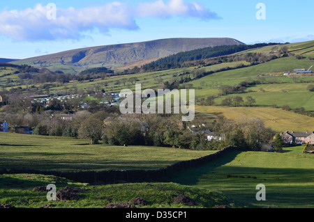 Depuis le sommet de la colline de Pendle de pâturage entre Lane et Barrowford Roughlee en hiver avec un mur en pierre sèche au premier plan. Banque D'Images