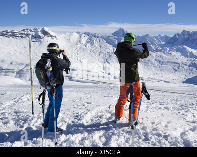 Les skieurs à prendre des photos de montagnes aux sommets enneigés Les Grandes Platieres dans le domaine skiable du Grand Massif dans les Alpes. Flaine, France Banque D'Images