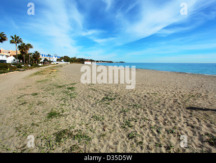 Vue grand angle de la plage près de Marbella Costa del Sol Espagne Banque D'Images