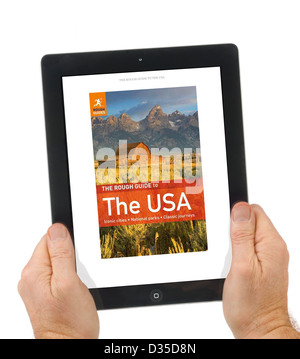 La lecture d'un guide approximatif avec carnet de voyage l'application Kindle sur un Apple iPad retina 4ème genration tablet computer Banque D'Images