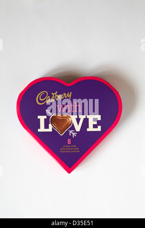 Boîte en forme de coeur avec l'amour de Cadbury 8 beau petit chocolats avec praliné noisette isolé sur fond blanc - cadeau idéal pour la Saint-Valentin Banque D'Images