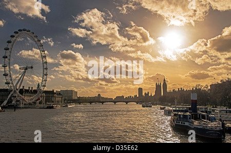 Vue sur le London Eye la Tamise et Big Ben Angleterre Grande-bretagne UK Banque D'Images