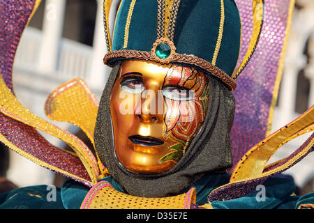 Venise, Italie. 10 février 2013. Dimanche à la Carnaval de Venise 2013 a mis en évidence les plus beaux costumes et des masques, ainsi qu'un petit peu d'amusement à Venise, Italie. Banque D'Images