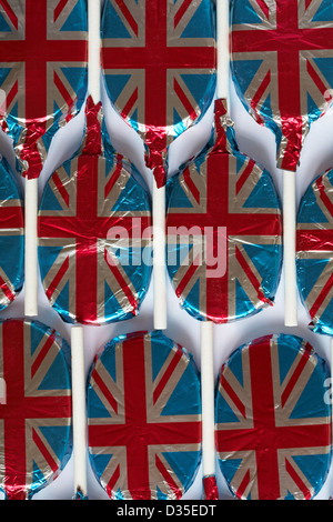 Propagation de l'Union Jack Marks & Spencer enveloppé d'aluminium lollies sucettes de chocolat au lait Banque D'Images