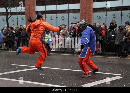 Démonstration d'arts martiaux pendant la parade du Nouvel An chinois à Londres Banque D'Images