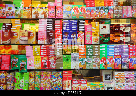 Les emballages de produits alimentaires chinois dans un magasin chinois dans Chinatown, Londres, Angleterre Banque D'Images