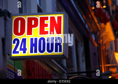 Un restaurant ouvert 24h/24 "signer" le soir dans le quartier chinois de Londres. Banque D'Images