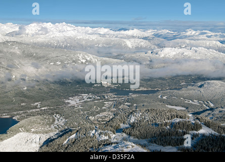 Vue panoramique du village de Whistler et la chaîne côtière avec Mt. Callaghan en hiver Banque D'Images