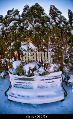 9 février 2013 - Merrick, New York, États-Unis - le soir après le Blizzard Nemo hits Long Island South Shore, arrière-cours sont couverte de neige. (180 degré objectif fisheye view) Banque D'Images