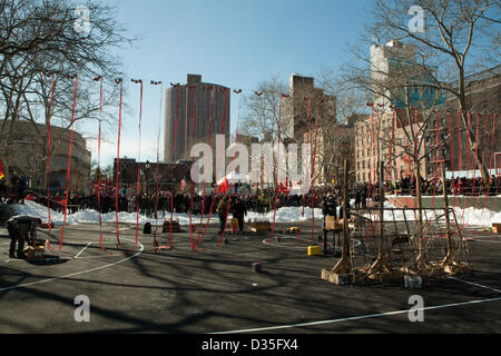 La ville de New York, États-Unis, 10 février 2013. Dans Fireworks Sara D. Roosevelt Park sont prêts à être mis hors tension. Le bruit de Fireworks est cru pour en chasser les mauvais esprits. Banque D'Images