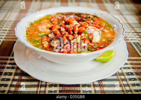 Équateur : L'alimentation des poissons et crevettes ceviche, du poisson cru Banque D'Images