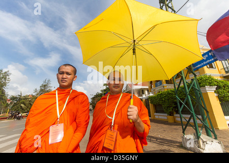 Deux moines bouddhistes, marchant dans une rue de Phnom Penh, Cambodge. Banque D'Images