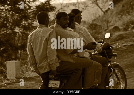 Quatre hommes à cheval sur un vélo, en Inde Banque D'Images