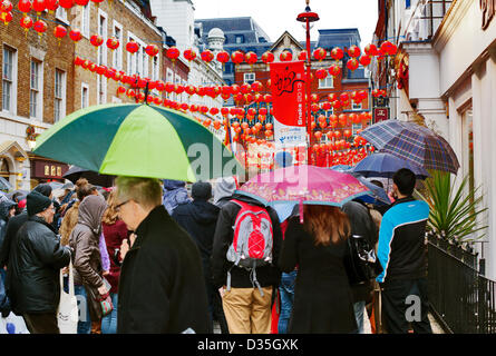 Des milliers braver le froid et la pluie au Nouvel An Chinois, Gerrard Street, China Town, Londres, Angleterre, Royaume-Uni, Europe Banque D'Images