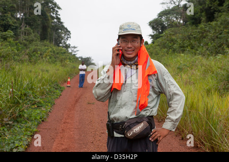 CONGO, le 27 septembre 2012 : ingénieur routier d'une compagnie Chinoise Sinohydro supervisant la construction d'une nouvelle grande route goudronnée. Banque D'Images