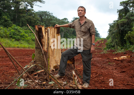 CONGO, le 27 septembre 2012 : Pauwel de Wachter, WWF Afrique Centrale Tridom Coordonnateur, se dresse sur la nouvelle route, les ingénieurs routiers chinois sont des capacités. Banque D'Images