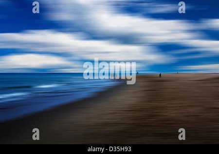 Vue panoramique avec distorsion de paysage et ciel avec des chiffres qui se profile on beach Banque D'Images