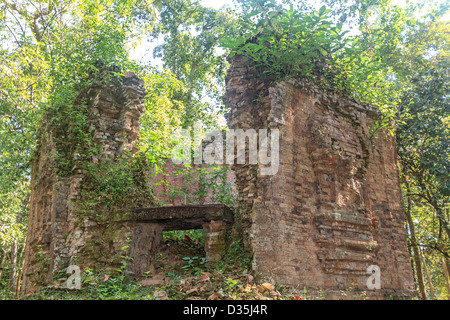 Bombardé les ruines d'un temple à Pasat Sambor Prei Kuk non loin de la complexe d'Angkor Wat au Cambodge. Banque D'Images