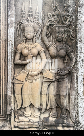 Frise d'apsaras, les esprits des nuages et les eaux à l'entrée est d'Angkor Wat Banque D'Images