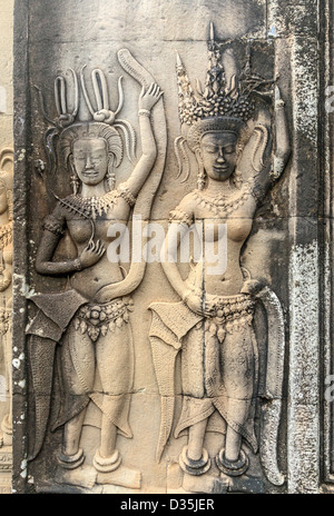 Frise d'apsaras, les esprits des nuages et les eaux à l'entrée est d'Angkor Wat Banque D'Images