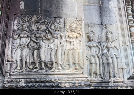 Frise d'apsaras, les esprits des nuages et les eaux à l'entrée est d'Angkor Wat Banque D'Images