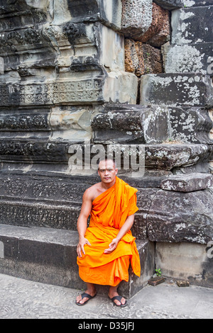 Le moine bouddhiste visiter Angkor Wat, le plus grand temple hindou complexes au monde. Banque D'Images