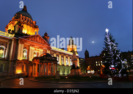 2 janvier 2012, Belfast City Hall orné de décorations de Noël,lune prends, décorations Banque D'Images