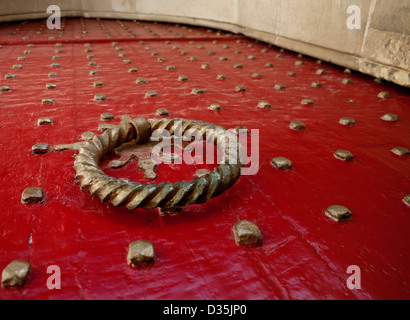 Porte d'entrée de l'église gothique cloutée en laiton rouge en bois à Winchester Cathedral Hampshire Royaume-Uni Banque D'Images