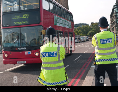 Agents de la Police métropolitaine de service à Westminster Bridge red route Chambres du Parlement London UK Banque D'Images