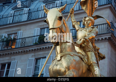 Jeanne d'Arc. Doré une statue équestre de Jeanne d'Arc par Emmanuel Frémiet. Il se trouve à un carrefour animé de la rue de Rivoli à Paris. La France. Banque D'Images