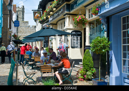 Social distance pavé pub The Carpenters Arms public House Windsor avec des tables sur la vieille terrasse pavée et le château de Windsor en arrière-plan Berkshire Royaume-Uni Banque D'Images