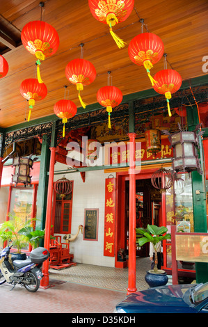 Entrée du temple Taoïste chinois, avec des lanternes suspendues et de grandes quantités de couleur rouge. Banque D'Images