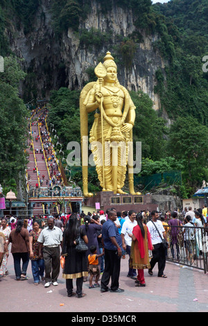 Statue de Lord Murugan et étapes menant à Batu Caves pendant Thaipusam festival à Kuala Lumpur, Malaisie, janvier 2013 Banque D'Images