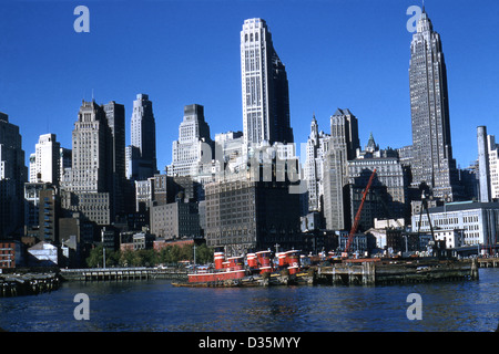 Octobre 1958 vintage photo, Lower Manhattan depuis l'East River. Banque D'Images